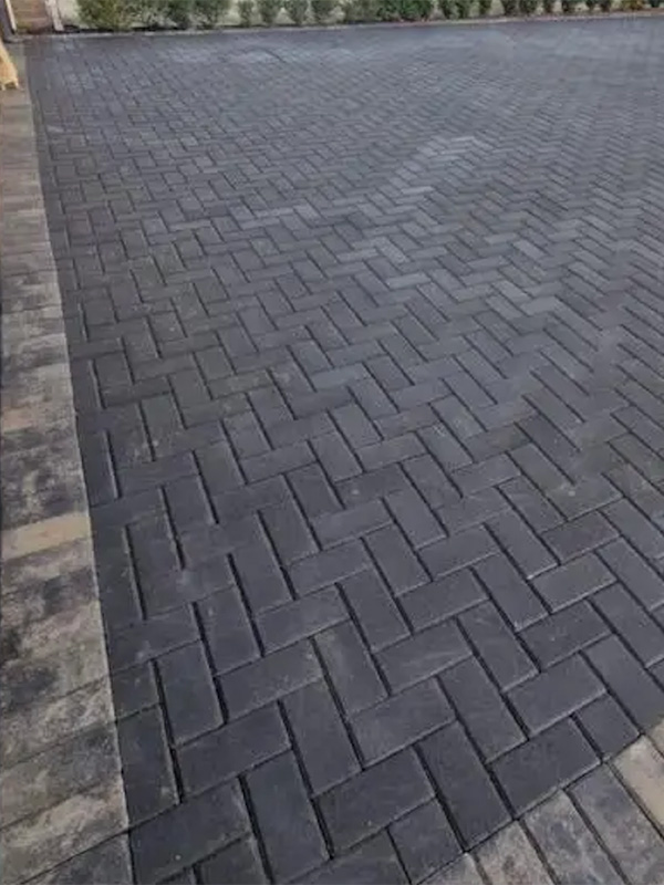 Block paved drive in charcoal